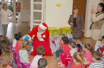 Moş Crăciun a poposit la grădiniţele din Valul lui Traian şi Murfatlar